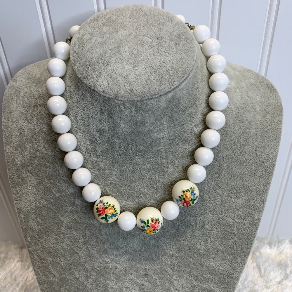 Vintage 70s Beaded Necklace White Floral 18" total